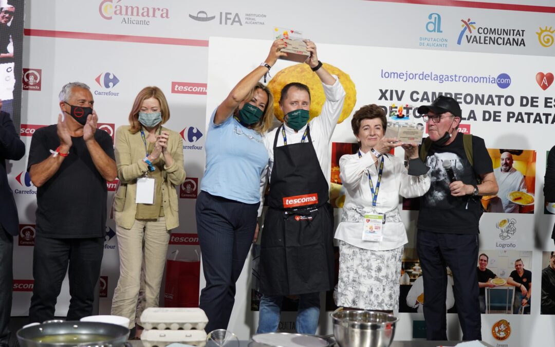 La palentina Ciri González (La Encina) y los santanderinos Teresa Monteoliva y Pedro J. Román (Cañadío) ganan el XIV Campeonato de España de Tortilla de Patatas. Trofeo Tescoma