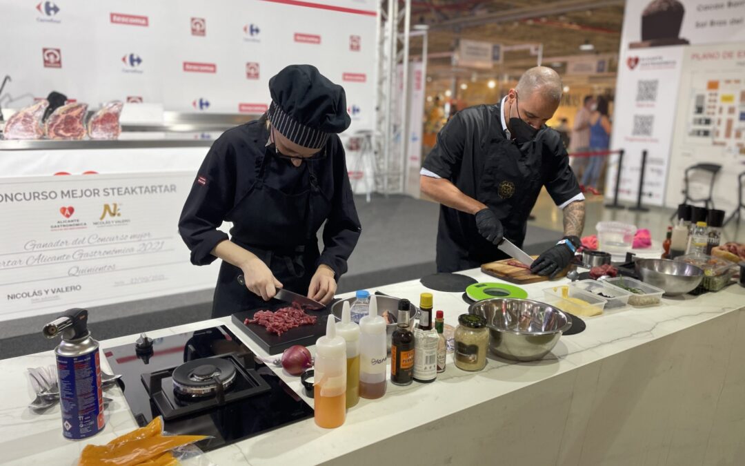 Chefs alicantinos compiten por la mejor elaboración con Dátil de Elche, steak tartar y tartar de atún rojo