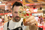Carlos García del Restaurante Dexcaro gana el VI Concurso de Tapa Creativa de Salazón en Alicante Gastronómica