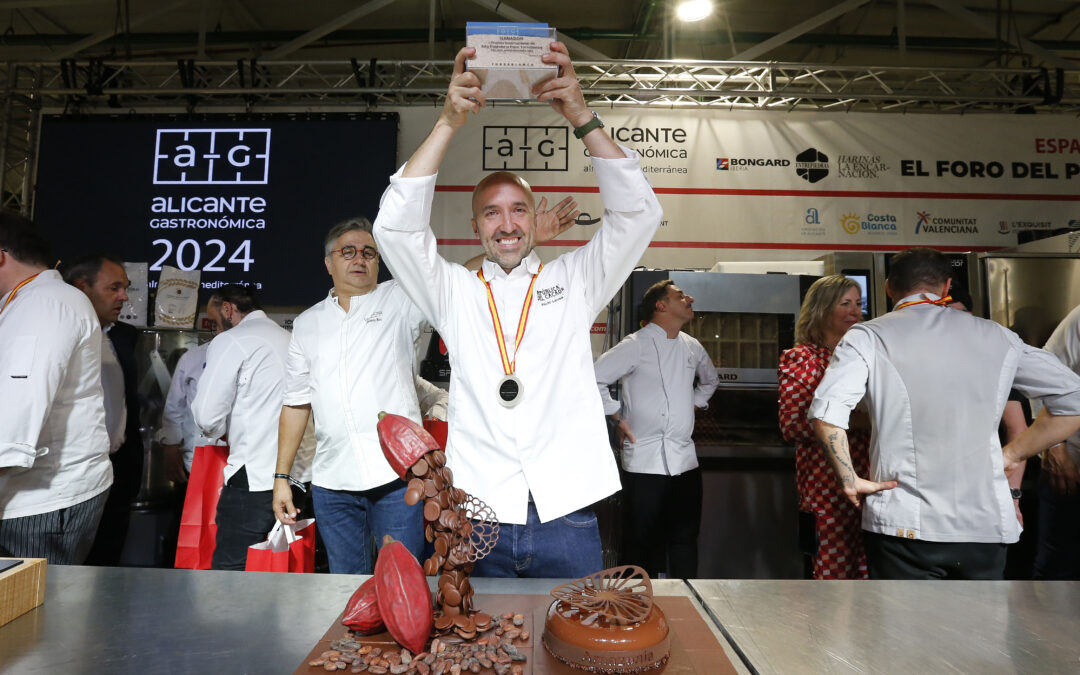 El ecuatoriano Pachi Larrea gana la primera edición del Premio Internacional de Alta Pastelería Paco Torreblanca a la Mejor Tarta de Chocolate del mundo