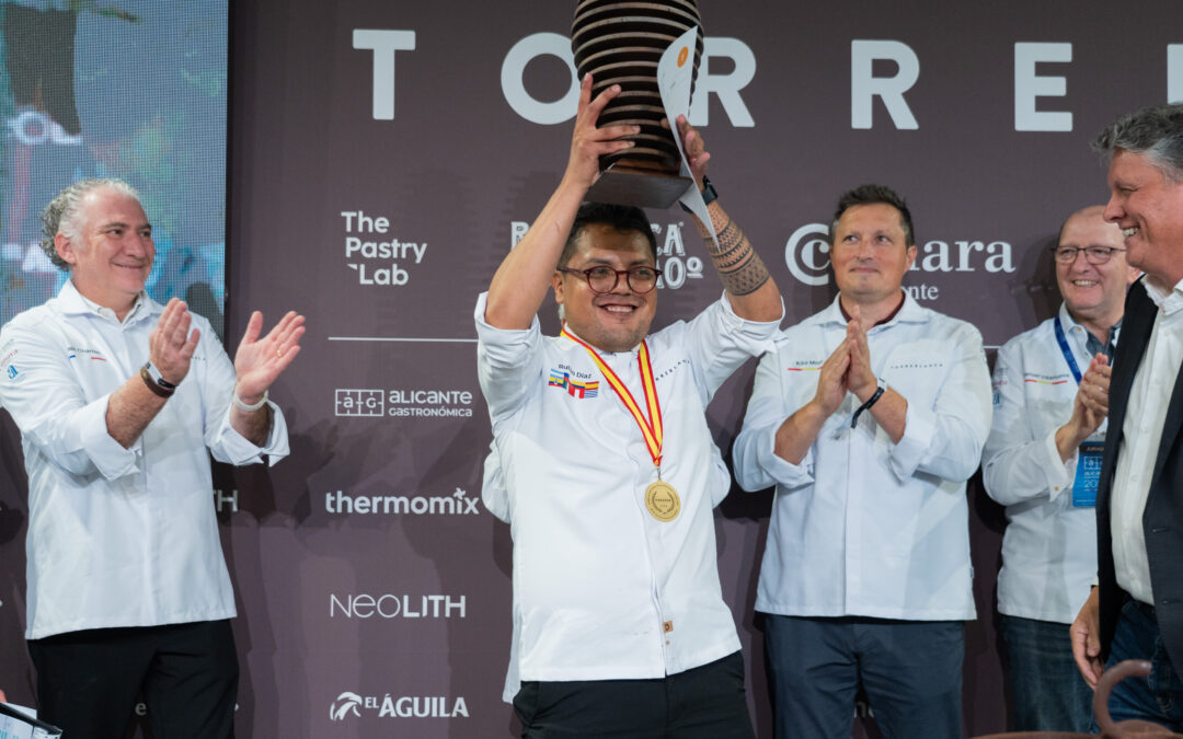 El mexicano Rubén Alan Díaz gana el Premio Internacional de Alta Pastelería Paco Torreblanca en Alicante Gastronómica con su creación Kakaw
