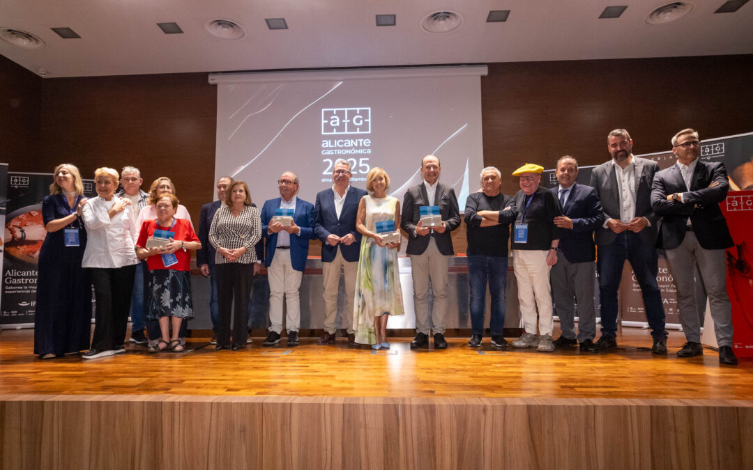 Alicante Gastronómica homenajea a tres figuras esenciales del sector: el maestro de sala Juan Moll, los 45 años de excelencia del restaurante L’Escaleta y la trayectoria de la panadera crevillentina Dolores Hurtado 